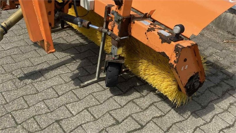 Nesbo FM 2400 S frontkost - Fshesë për Traktor: foto 2 Nesbo FM 2400 S frontkost - Fshesë për Traktor: foto 2