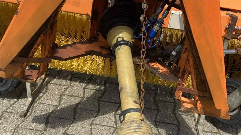 Nesbo FM 2400 S frontkost - Fshesë për Traktor: foto 3 Nesbo FM 2400 S frontkost - Fshesë për Traktor: foto 3