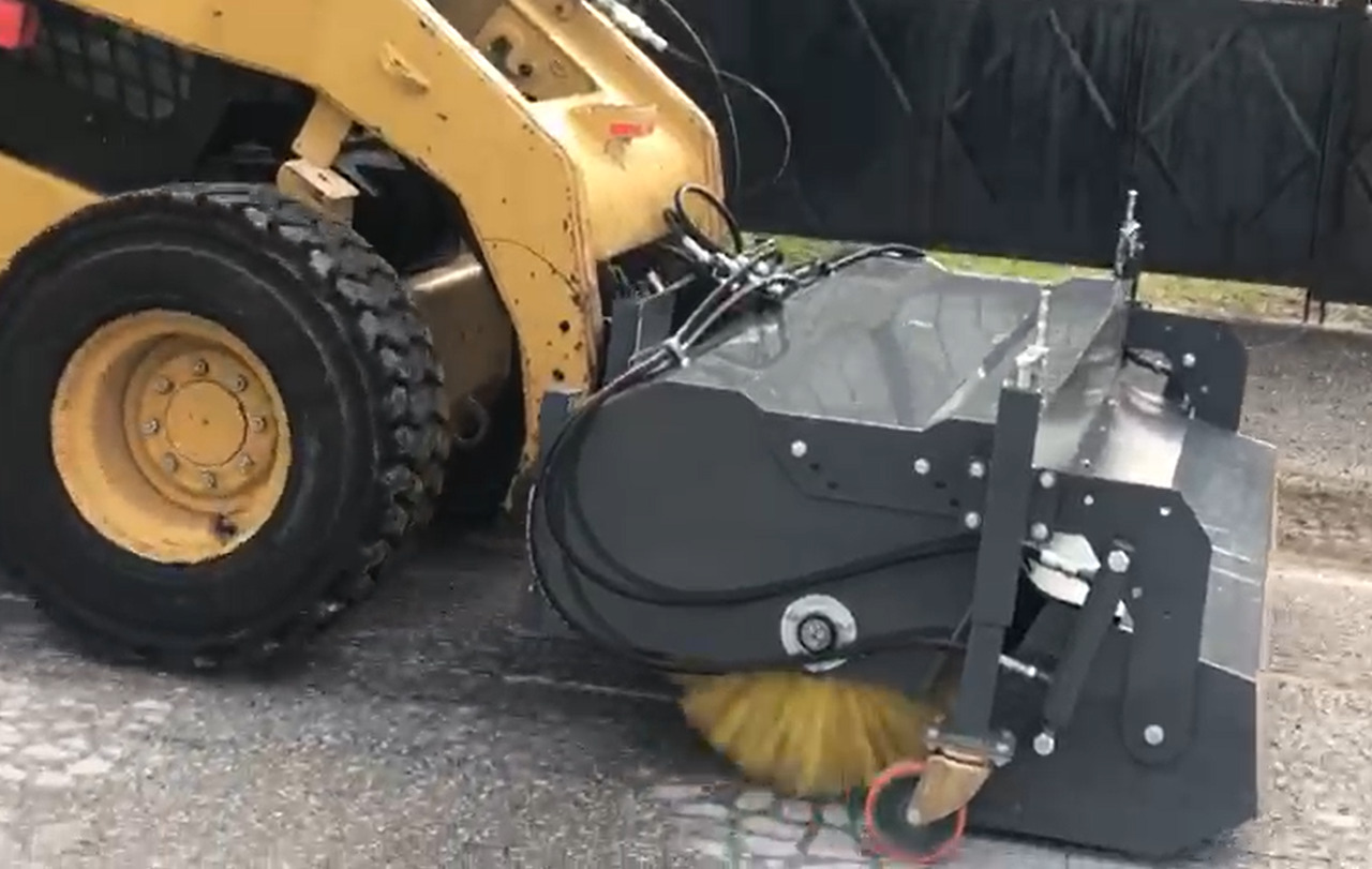 SAYGINLAR SKID STEER MOUNTED ROAD SWEEPER - Fshesë për Mini fadrom: foto 2 SAYGINLAR SKID STEER MOUNTED ROAD SWEEPER - Fshesë për Mini fadrom: foto 2