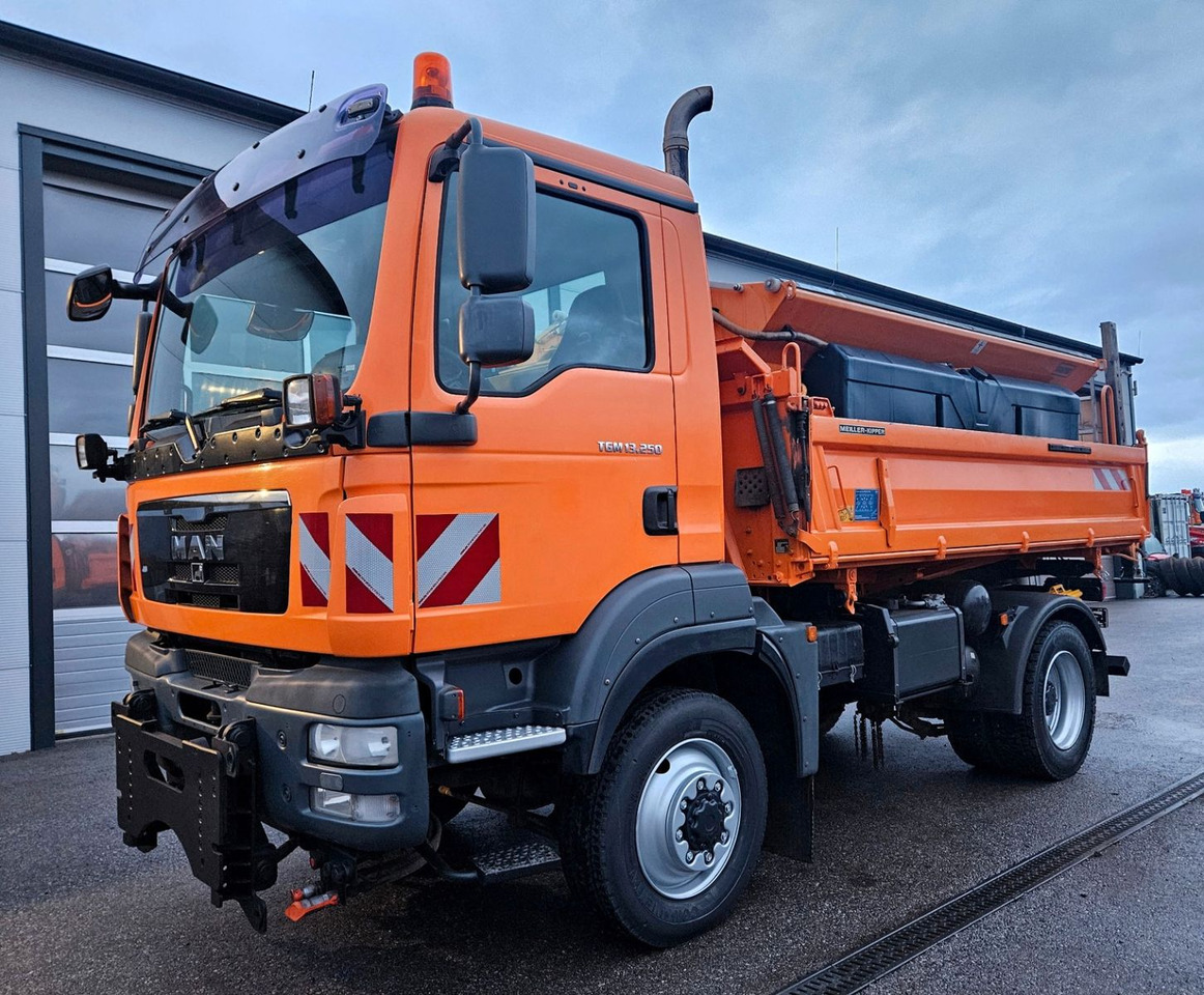MAN TGM 13.250 4x4 Euro5 Winterdienst - Kamion vetëshkarkues: foto 1 MAN TGM 13.250 4x4 Euro5 Winterdienst - Kamion vetëshkarkues: foto 1