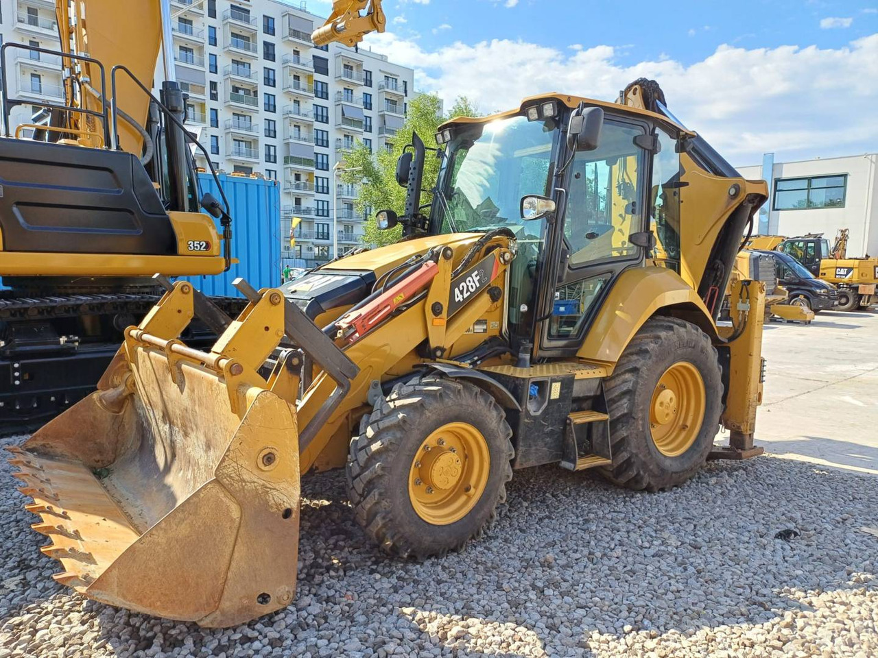CAT 428F2 - Fadromë me shkarkim nga prapa: foto 1 CAT 428F2 - Fadromë me shkarkim nga prapa: foto 1