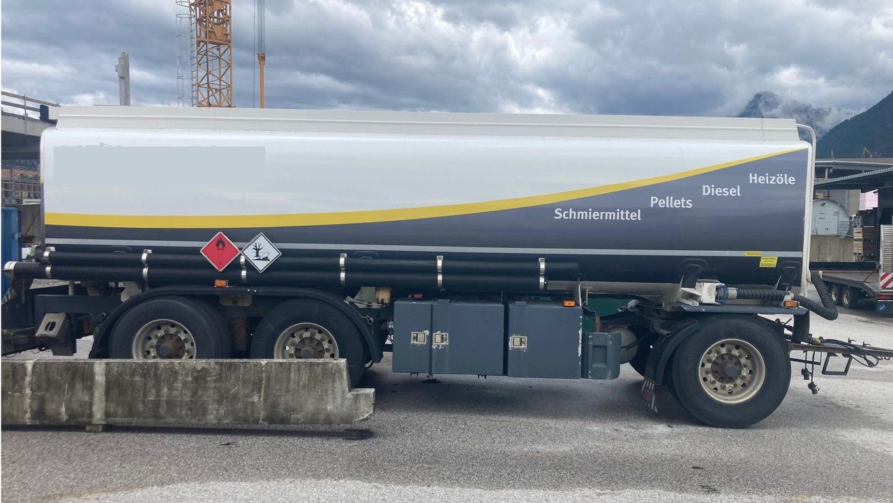 Schwarzmüller Schwingenschlögel, ADR, 3 Kammern, Fuel+Diesel - Rimorkio me bot: foto 1 Schwarzmüller Schwingenschlögel, ADR, 3 Kammern, Fuel+Diesel - Rimorkio me bot: foto 1