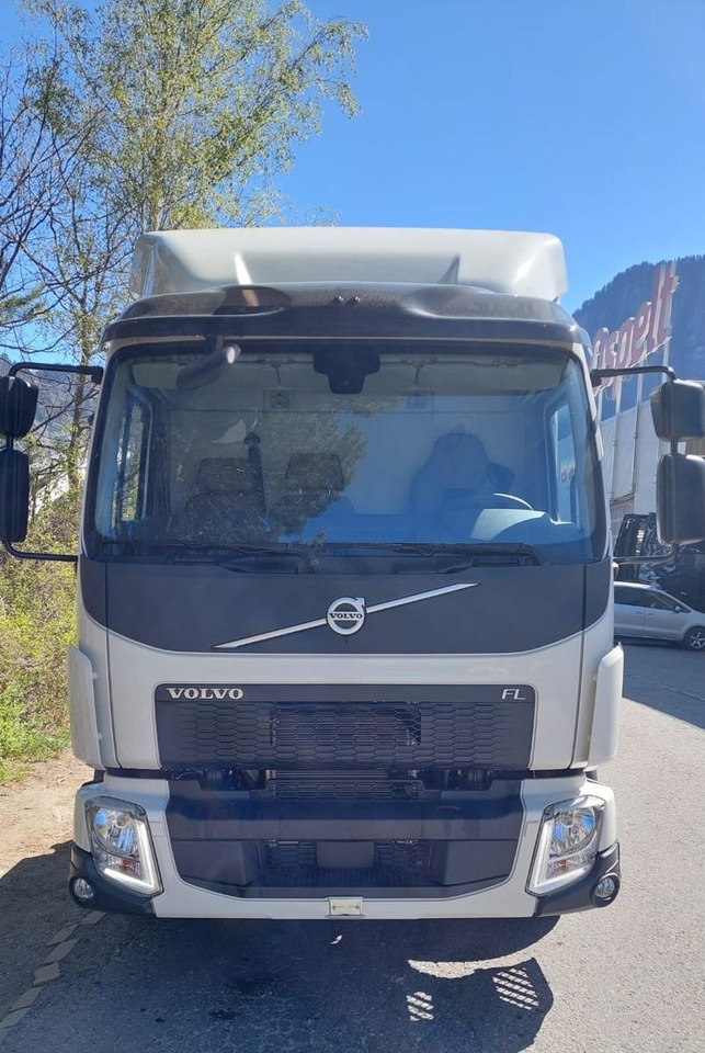 Volvo FL280 4x2, E6, Wohnwagen + 2 Pferdeplaetze Volvo FL280 4x2, E6, 7.40m Chassis, Fahrgestell - Kamion për kuaj: foto 2 Volvo FL280 4x2, E6, Wohnwagen + 2 Pferdeplaetze Volvo FL280 4x2, E6, 7.40m Chassis, Fahrgestell - Kamion për kuaj: foto 2
