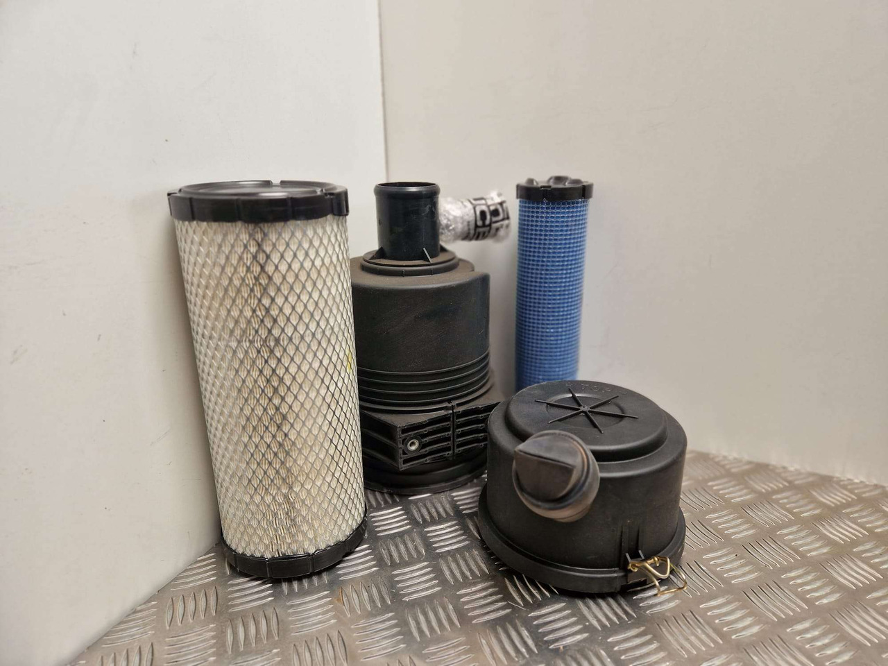 Donaldson air filter assembly JCB - Motori dhe pjesë këmbimi për Makineri ndërtimi: foto 3 Donaldson air filter assembly JCB - Motori dhe pjesë këmbimi për Makineri ndërtimi: foto 3