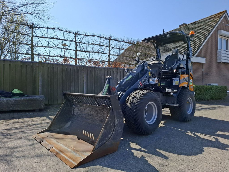Giant G2500 - Makineri ndërtimi për Makineri bujqësore: foto 1 Giant G2500 - Makineri ndërtimi për Makineri bujqësore: foto 1