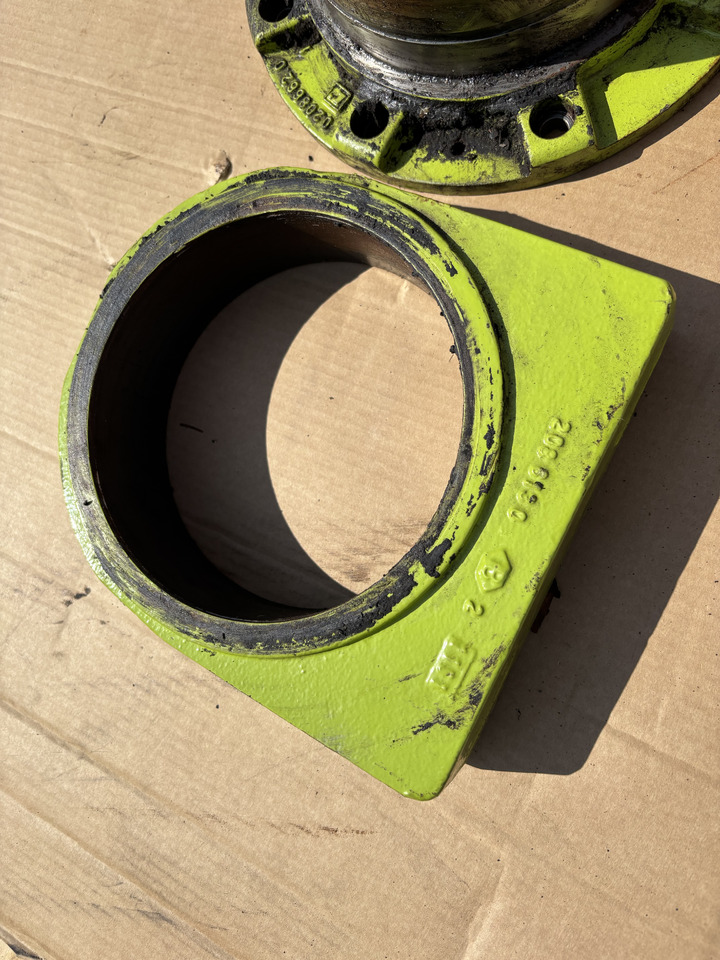 Claas Jaguar 970 - obudowa łożyska mocowanie - Transmisioni për Autokombajnë: foto 4 Claas Jaguar 970 - obudowa łożyska mocowanie - Transmisioni për Autokombajnë: foto 4
