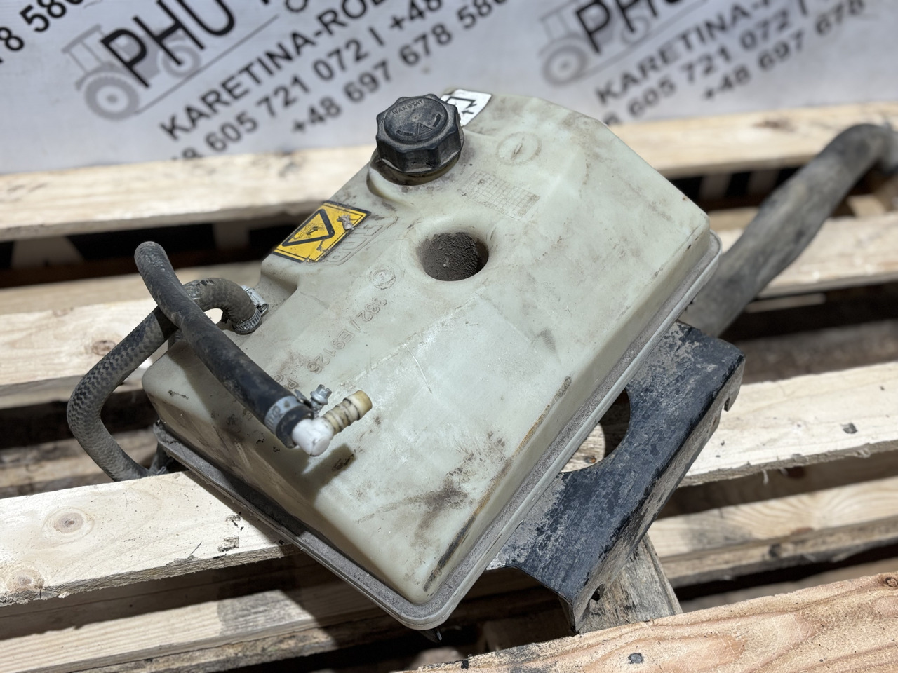 JCB 332/E9125 Zbiornik wyrównawczy płynu chłodniczego - Rezervuar zgjerimi për Makineri ndërtimi: foto 2 JCB 332/E9125 Zbiornik wyrównawczy płynu chłodniczego - Rezervuar zgjerimi për Makineri ndërtimi: foto 2