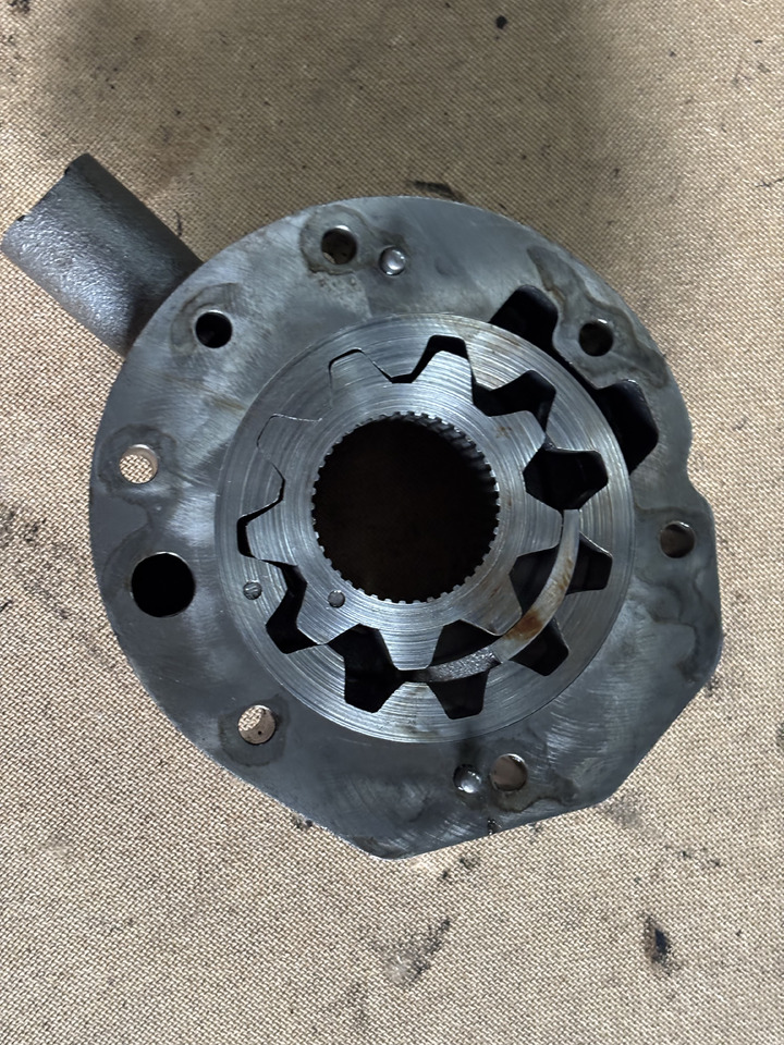 John Deere 6910, 6910S Obudowa Pompy Oleju Łożyska R109001 JD10269 R108926 R108928 - Pompa e vajit për Traktor: foto 1 John Deere 6910, 6910S Obudowa Pompy Oleju Łożyska R109001 JD10269 R108926 R108928 - Pompa e vajit për Traktor: foto 1