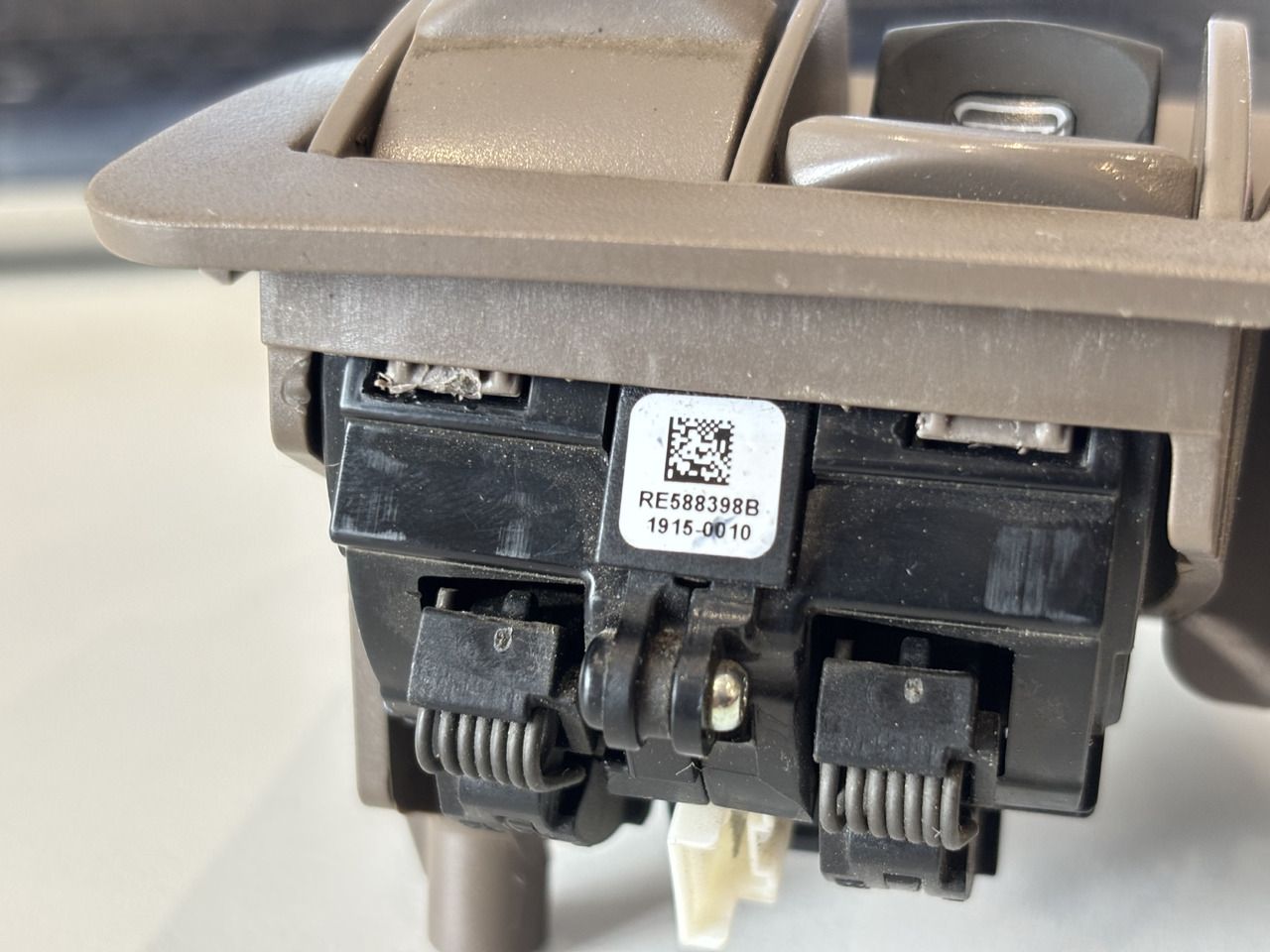 John Deere 6R 6xxx Przycisk Sterownik Kontroler Podnośnika SCV RE588398 - Sistemi elektrik për Makineri bujqësore: foto 5 John Deere 6R 6xxx Przycisk Sterownik Kontroler Podnośnika SCV RE588398 - Sistemi elektrik për Makineri bujqësore: foto 5