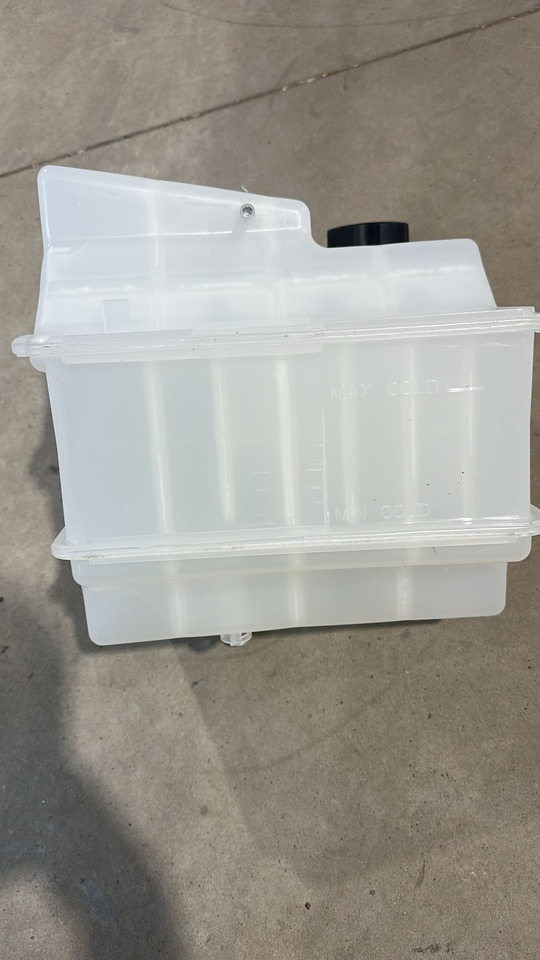 John Deere 7R 7210R 7270R 7230R 7250R 7310R Zbiornik chłodnicy Zbiornik Płynu RE579843 NOWY - Rezervuar zgjerimi për Makineri bujqësore: foto 3 John Deere 7R 7210R 7270R 7230R 7250R 7310R Zbiornik chłodnicy Zbiornik Płynu RE579843 NOWY - Rezervuar zgjerimi për Makineri bujqësore: foto 3