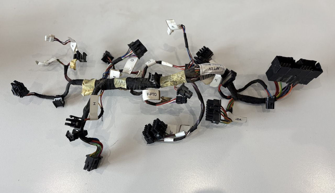 John Deere Wiązka Elektronika Kabli Podłokietnika NGOI MFTC AL222738 - Kabllot/ Pajimet e telave për Makineri bujqësore: foto 1 John Deere Wiązka Elektronika Kabli Podłokietnika NGOI MFTC AL222738 - Kabllot/ Pajimet e telave për Makineri bujqësore: foto 1