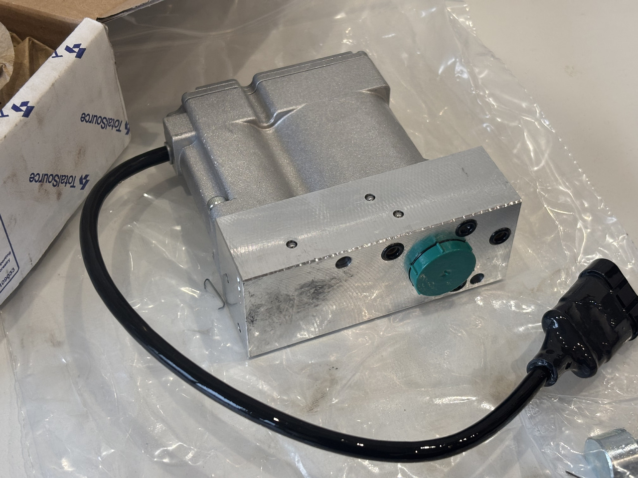 MERLO Cewka Elektrozawór Wysuwu Ramienia 086555 - Valvula hidraulike për Pajisje për trajtimin e materialeve: foto 1 MERLO Cewka Elektrozawór Wysuwu Ramienia 086555 - Valvula hidraulike për Pajisje për trajtimin e materialeve: foto 1