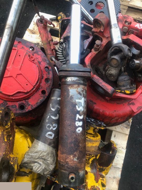 Matbro ts 280 - Siłownik Skrętu - Cilindri hidraulik për Makineri bujqësore: foto 1 Matbro ts 280 - Siłownik Skrętu - Cilindri hidraulik për Makineri bujqësore: foto 1