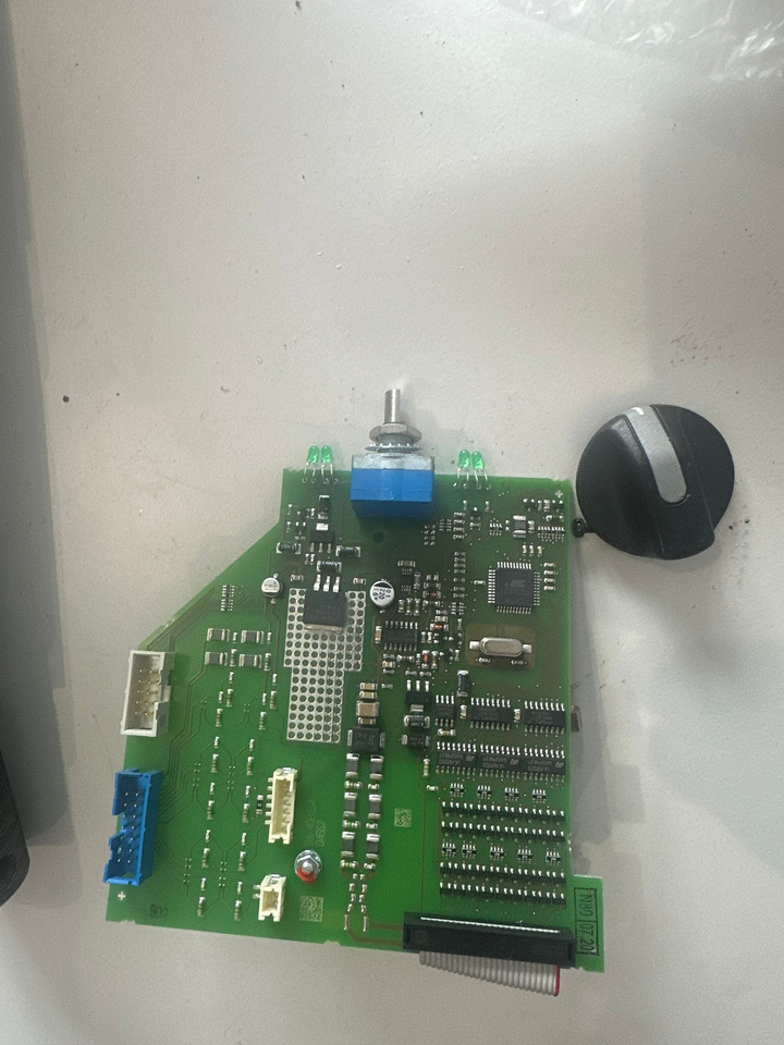 Pokrętło z płytką Cebis Claas - Sistemi elektrik për Makineri bujqësore: foto 1 Pokrętło z płytką Cebis Claas - Sistemi elektrik për Makineri bujqësore: foto 1
