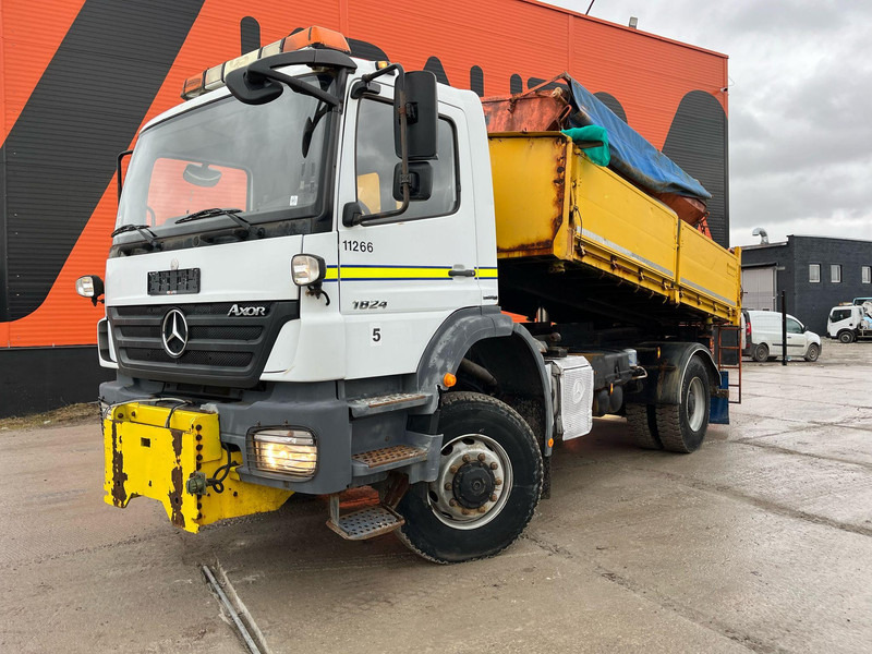 Mercedes-Benz Axor 1824 4x4 POSSIBLE TO BUY WITH SPREADER & FRONT PLOW - Kamion vetëshkarkues: foto 2 Mercedes-Benz Axor 1824 4x4 POSSIBLE TO BUY WITH SPREADER & FRONT PLOW - Kamion vetëshkarkues: foto 2