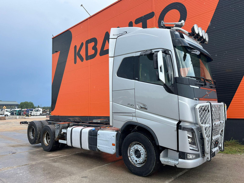 Volvo FH 750 6x4 CHASSIS L=6970 / RETARDER / PTO / TANDEM AXLE LIFT - Kamion kabinë-shasi: foto 3 Volvo FH 750 6x4 CHASSIS L=6970 / RETARDER / PTO / TANDEM AXLE LIFT - Kamion kabinë-shasi: foto 3
