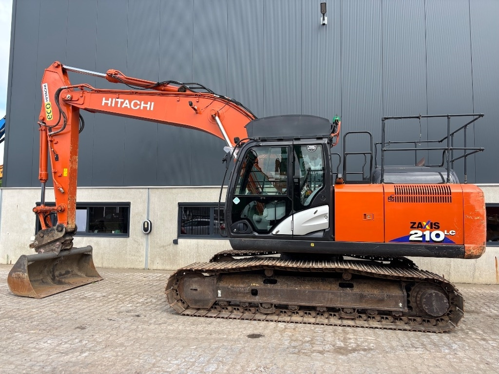 Hitachi ZX 210 LC-6 - Ekskavator me zinxhirë: foto 2 Hitachi ZX 210 LC-6 - Ekskavator me zinxhirë: foto 2