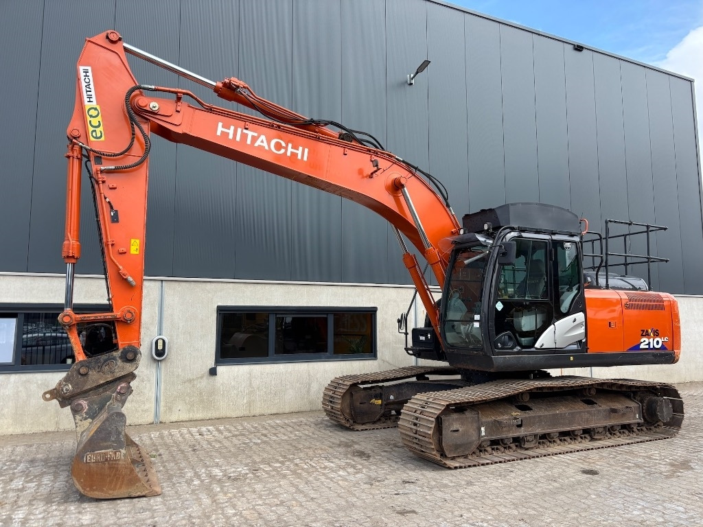 Hitachi ZX 210 LC-6 - Ekskavator me zinxhirë: foto 1 Hitachi ZX 210 LC-6 - Ekskavator me zinxhirë: foto 1