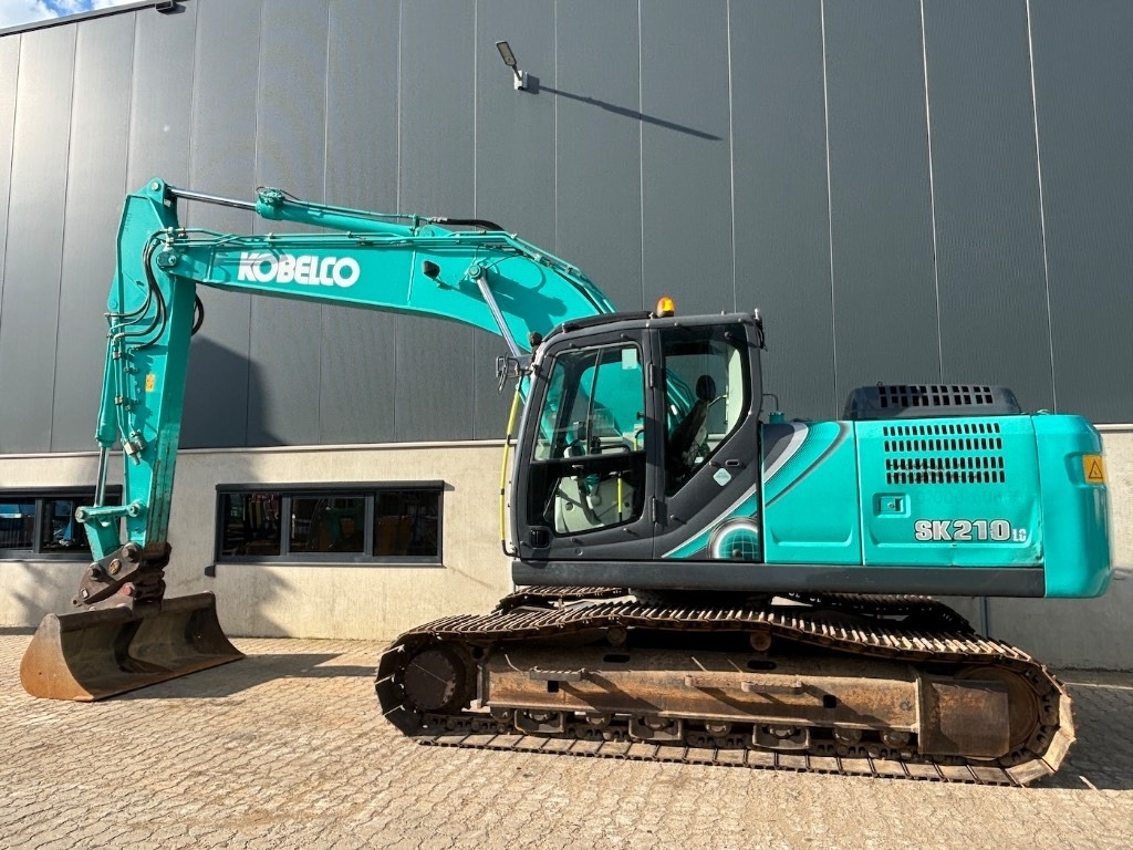 Kobelco SK 210 LC-10 - SK210 - SK210LC-10 - Ekskavator me zinxhirë: foto 2 Kobelco SK 210 LC-10 - SK210 - SK210LC-10 - Ekskavator me zinxhirë: foto 2