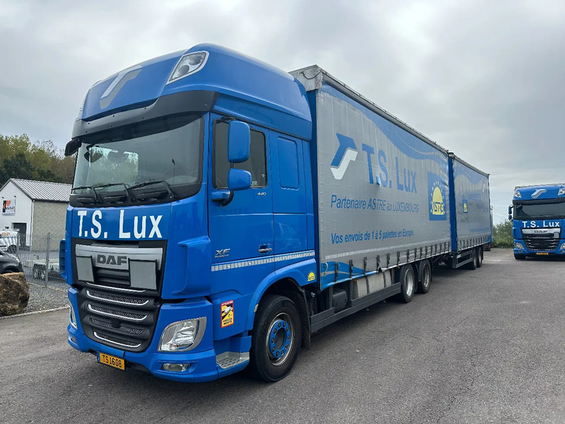 DAF XF 440 6x2 / SUPERSPACECAB / KOMBI MIT ANHANGER SCHMITZ 2016 / DURCHLADEN / 2 STUCK - Kamion me tendë: foto 1 DAF XF 440 6x2 / SUPERSPACECAB / KOMBI MIT ANHANGER SCHMITZ 2016 / DURCHLADEN / 2 STUCK - Kamion me tendë: foto 1