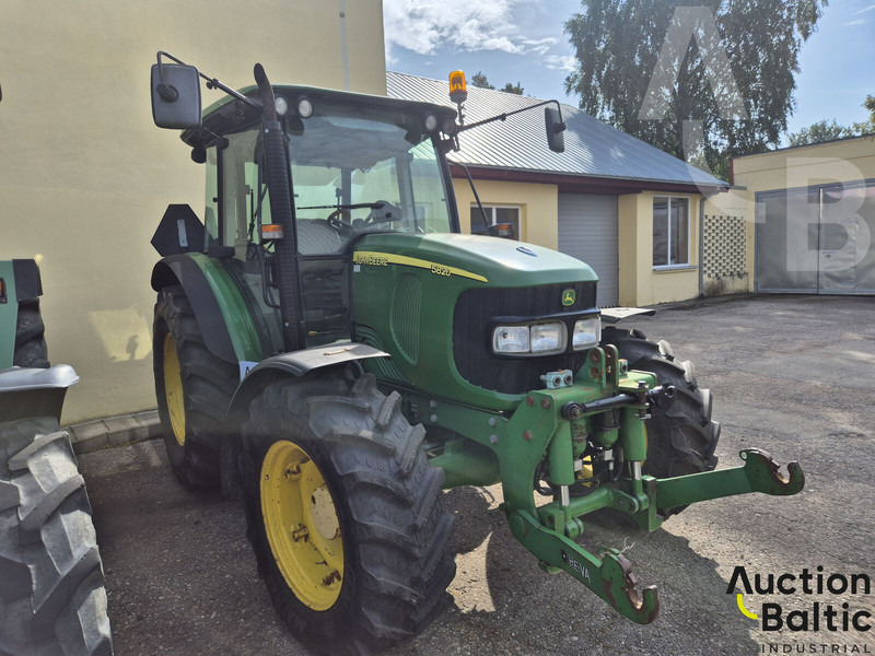 John Deere 5820 - Traktor: foto 1 John Deere 5820 - Traktor: foto 1