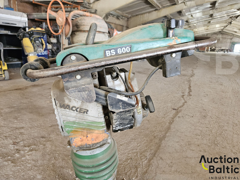 Wacker BS600 - Pllakë vibratori: foto 4 Wacker BS600 - Pllakë vibratori: foto 4
