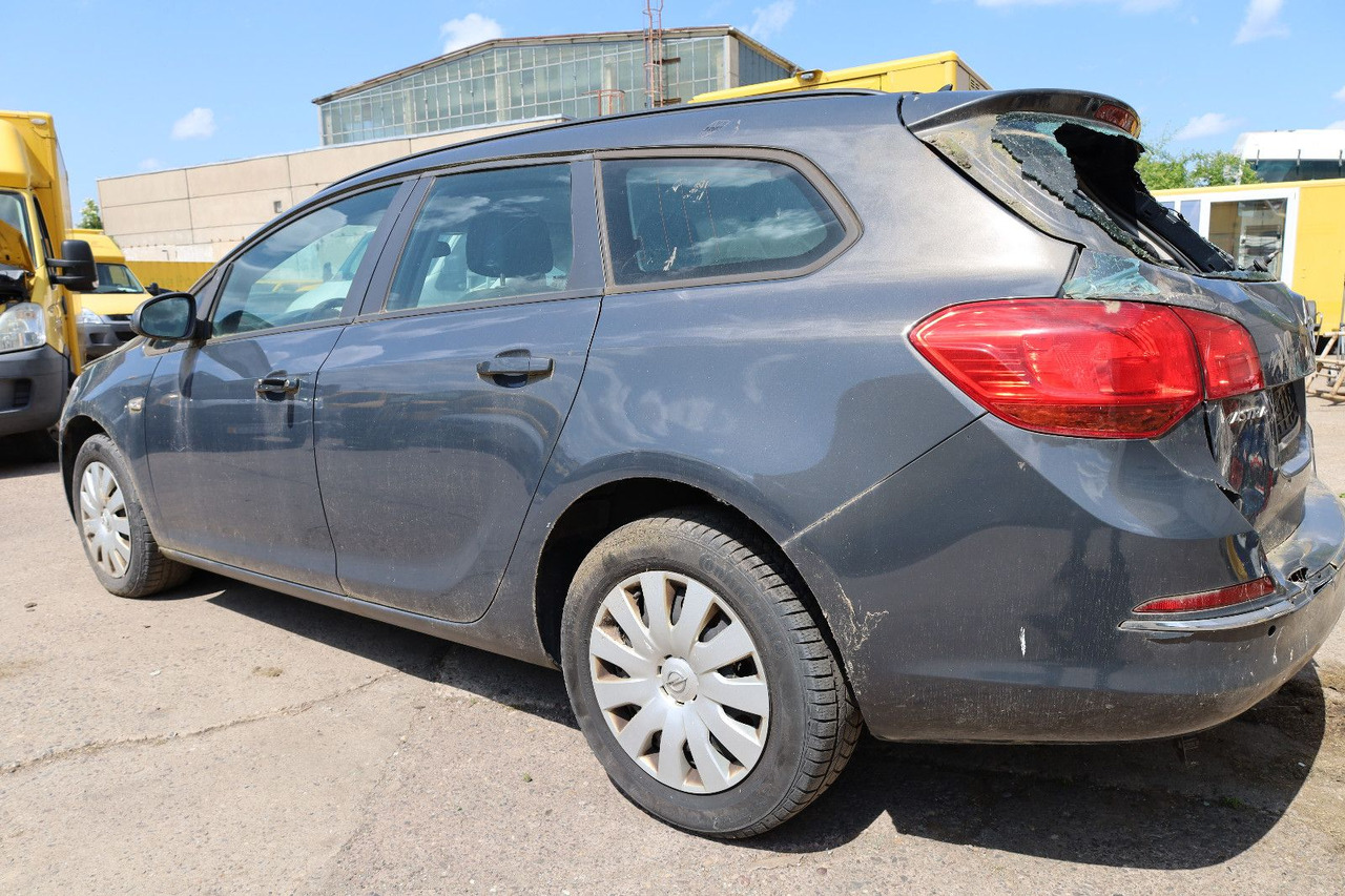 Opel Astra J Sports Tourer Edition - Veturë: foto 4 Opel Astra J Sports Tourer Edition - Veturë: foto 4
