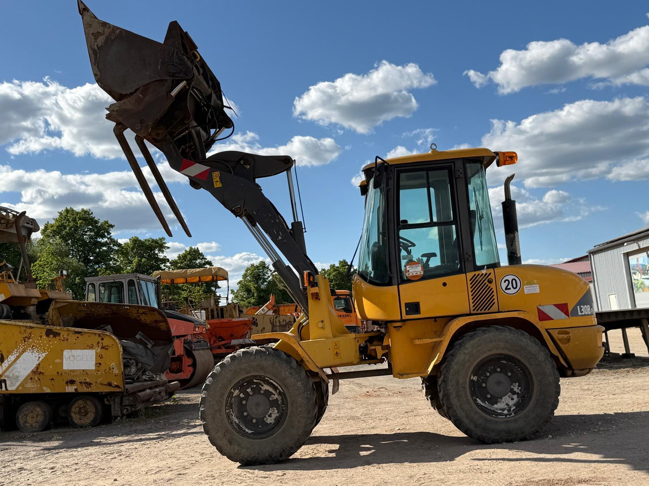 Volvo L 30 B-Z/K incl. 3-1shovel and fork - Fadrom me goma: foto 4 Volvo L 30 B-Z/K incl. 3-1shovel and fork - Fadrom me goma: foto 4