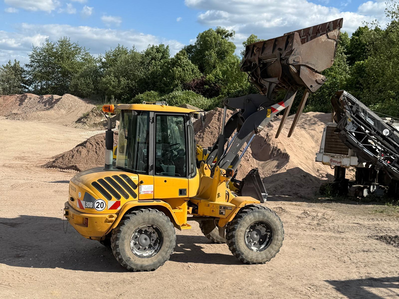 Volvo L 30 B-Z/K incl. 3-1shovel and fork - Fadrom me goma: foto 1 Volvo L 30 B-Z/K incl. 3-1shovel and fork - Fadrom me goma: foto 1