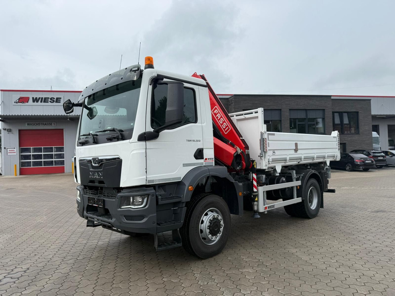 MAN 18.320 4x4 mit Fassi Ladekran Sofort Verfügbar - Kamion vetëshkarkues, Kamion me vinç: foto 1 MAN 18.320 4x4 mit Fassi Ladekran Sofort Verfügbar - Kamion vetëshkarkues, Kamion me vinç: foto 1