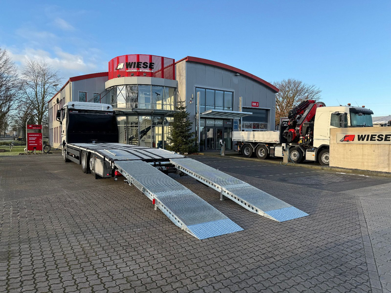 MAN Baumaschinen- Arbeitsbühnentransporter Rampen - Kamion me karroceri të hapur: foto 1 MAN Baumaschinen- Arbeitsbühnentransporter Rampen - Kamion me karroceri të hapur: foto 1