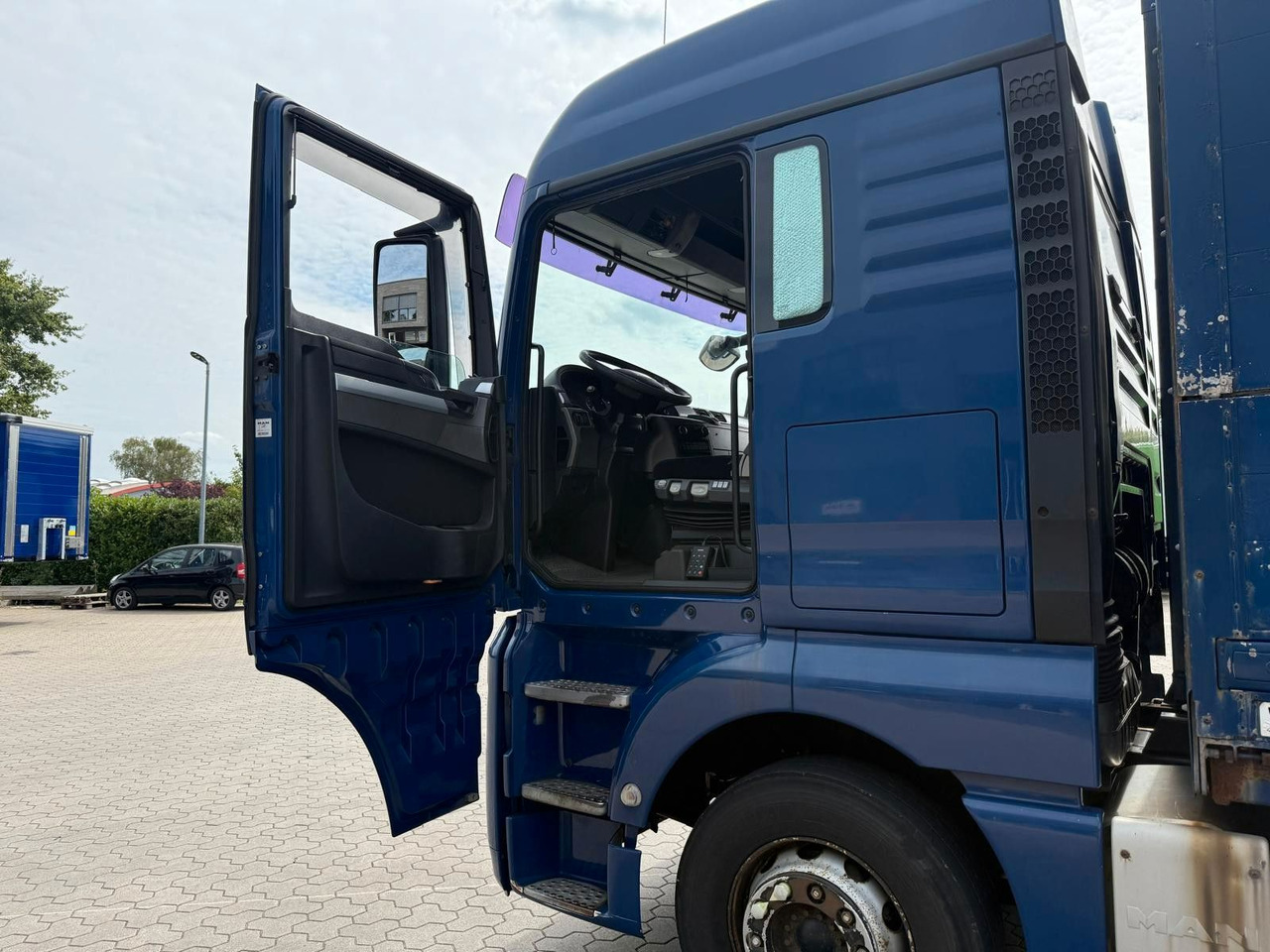 MAN TGA mit Kofferaufbau/Getränkeaufbau + Anhänger - Kamion pijesh: foto 5 MAN TGA mit Kofferaufbau/Getränkeaufbau + Anhänger - Kamion pijesh: foto 5