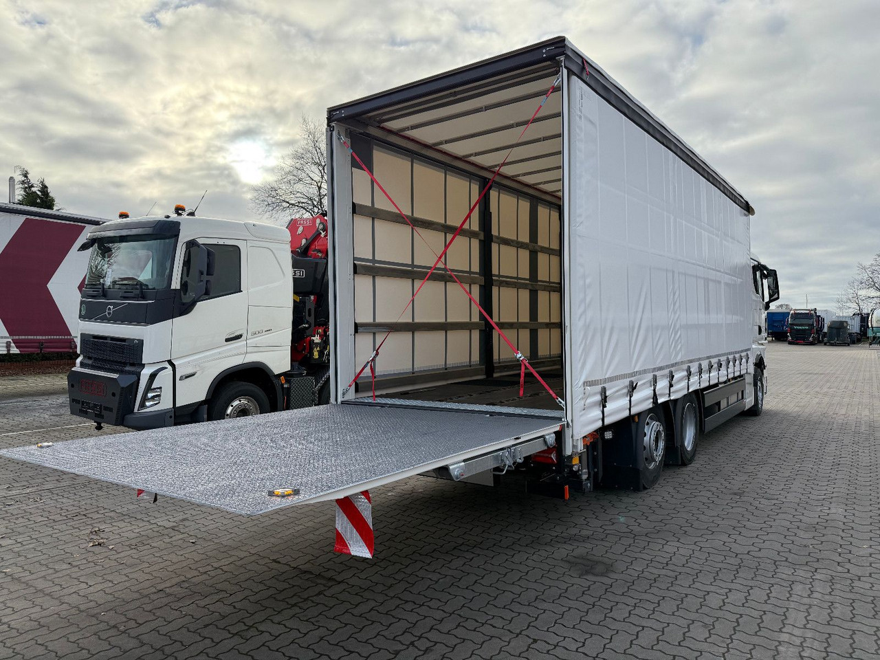 MAN TGX 26.440 6x2 LL Schwerlast Ladebordwand/Rampe - Karrotrec: foto 4 MAN TGX 26.440 6x2 LL Schwerlast Ladebordwand/Rampe - Karrotrec: foto 4