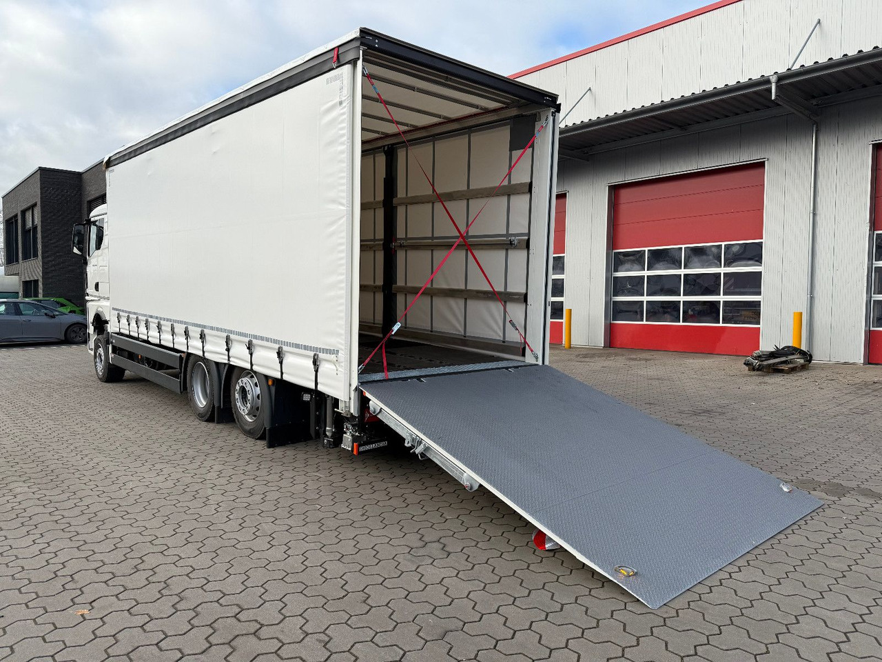 MAN TGX 26.440 6x2 LL Schwerlast Ladebordwand/Rampe - Autotransportues: foto 1 MAN TGX 26.440 6x2 LL Schwerlast Ladebordwand/Rampe - Autotransportues: foto 1