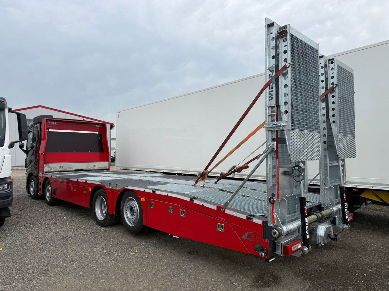 Volvo Arbeitsbühnen Baumaschinentransporter mit Rampen - Karrotrec: foto 3 Volvo Arbeitsbühnen Baumaschinentransporter mit Rampen - Karrotrec: foto 3