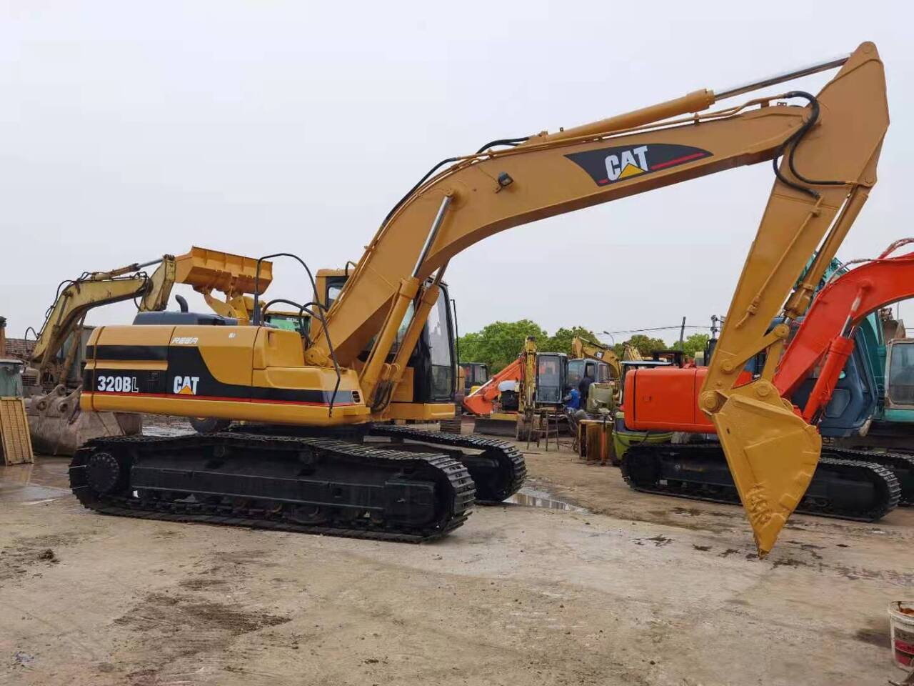 CATERPILLAR 320BL - Ekskavator me zinxhirë: foto 2 CATERPILLAR 320BL - Ekskavator me zinxhirë: foto 2