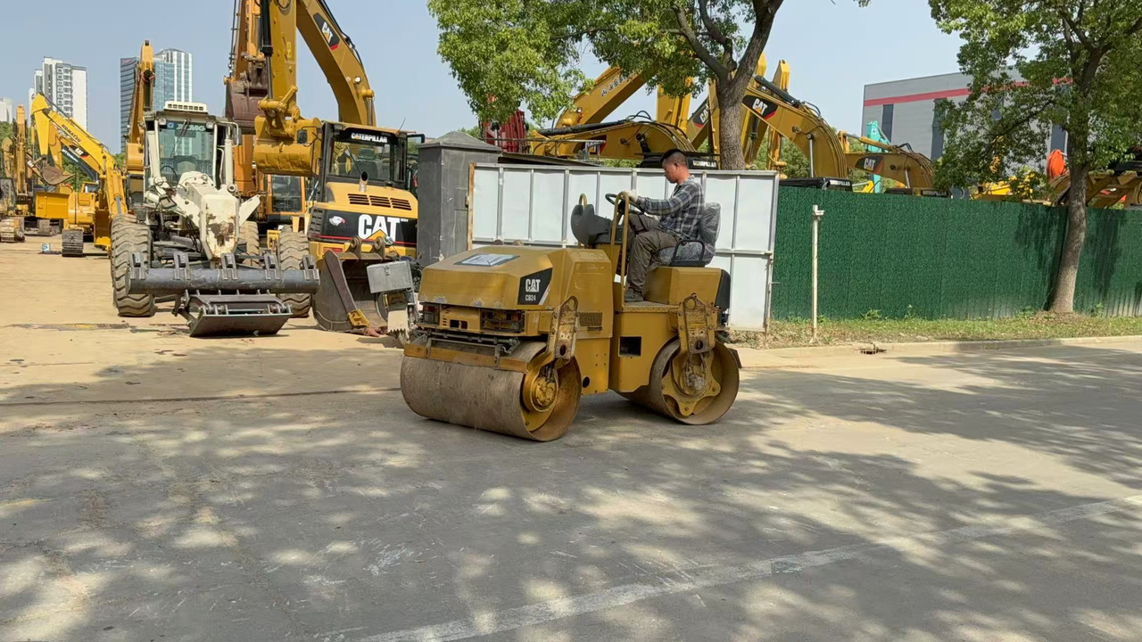 CATERPILLAR CB24B - Rul: foto 1 CATERPILLAR CB24B - Rul: foto 1