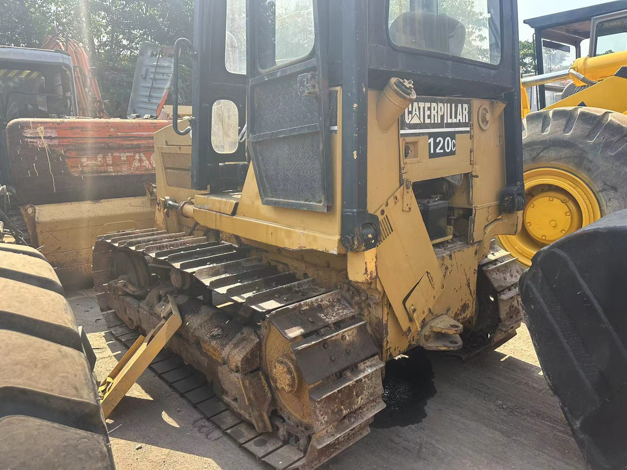 CATERPILLAR D4C - Buldozer: foto 1 CATERPILLAR D4C - Buldozer: foto 1