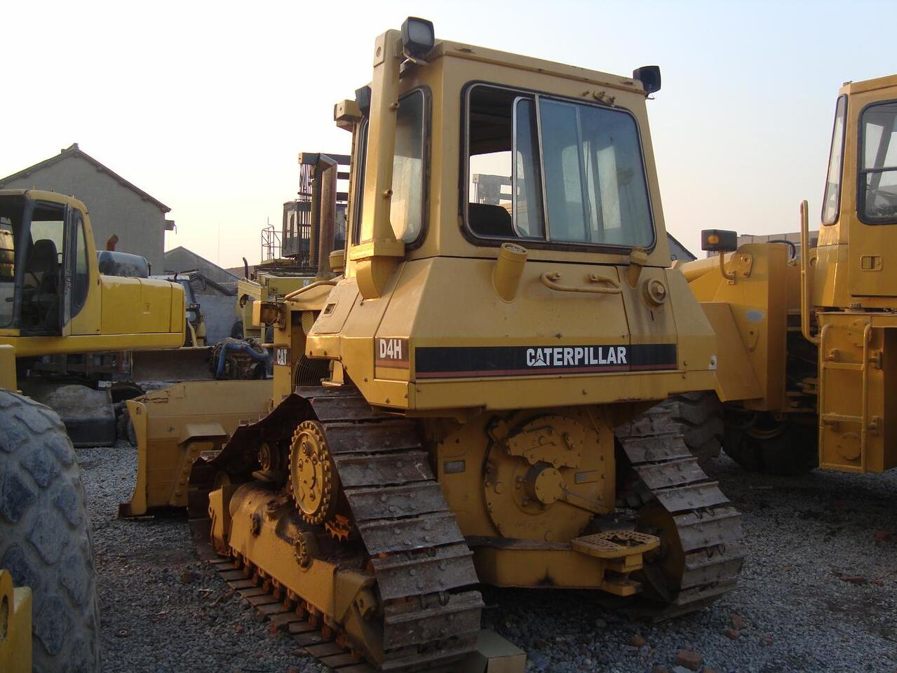 CATERPILLAR D4H - Buldozer: foto 2 CATERPILLAR D4H - Buldozer: foto 2