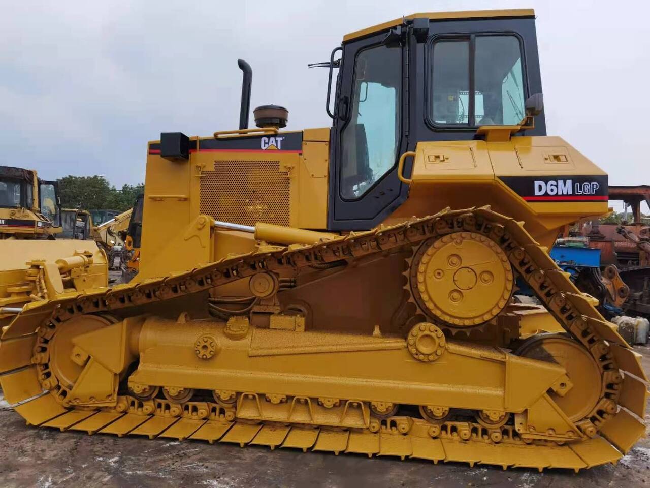 CATERPILLAR D6M - Buldozer: foto 1 CATERPILLAR D6M - Buldozer: foto 1