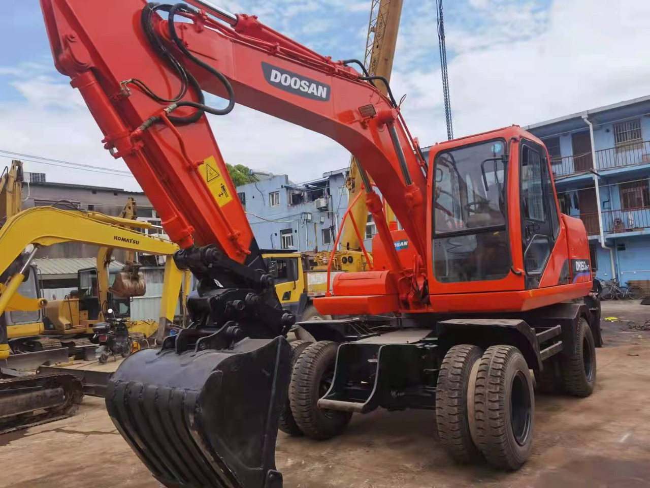 DOOSAN DH150W-7 - Ekskavator me goma: foto 3 DOOSAN DH150W-7 - Ekskavator me goma: foto 3