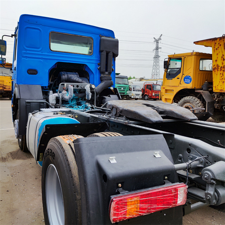 HOWO HOWO 6x4 336 truck tractors - Gjysmë-kamion: foto 3 HOWO HOWO 6x4 336 truck tractors - Gjysmë-kamion: foto 3