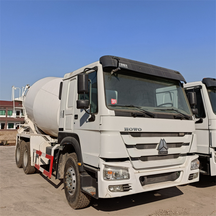 HOWO HOWO-mixer pump truck - Autobetoniere pompë betoni: foto 1 HOWO HOWO-mixer pump truck - Autobetoniere pompë betoni: foto 1