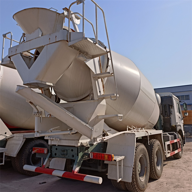 HOWO HOWO-white mixer pump truck - Autobetoniere pompë betoni: foto 5 HOWO HOWO-white mixer pump truck - Autobetoniere pompë betoni: foto 5
