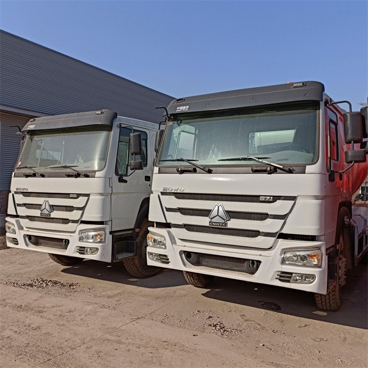 HOWO HOWO-white mixer pump truck - Autobetoniere pompë betoni: foto 1 HOWO HOWO-white mixer pump truck - Autobetoniere pompë betoni: foto 1