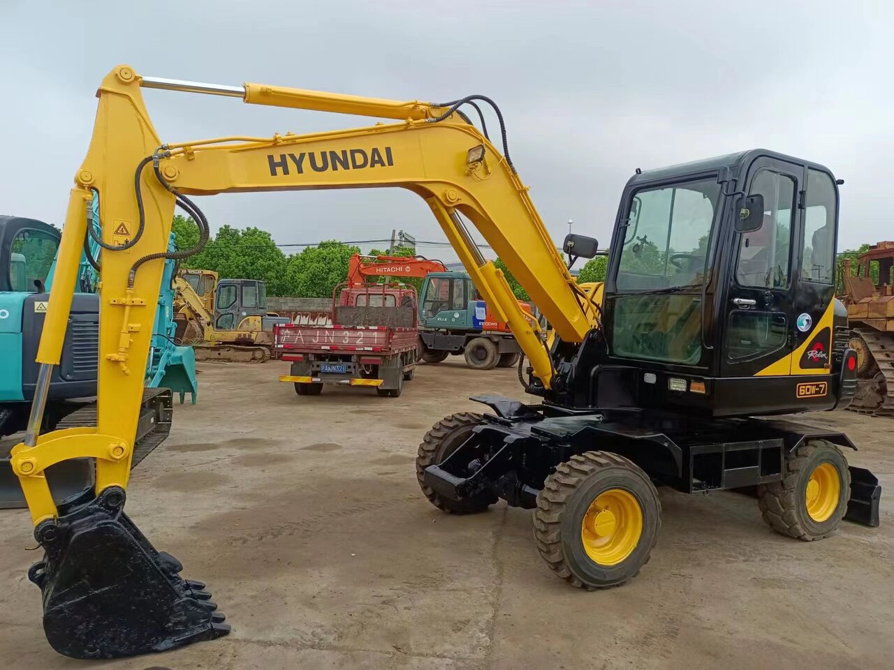 HYUNDAI 60W-7 - Ekskavator me goma: foto 4 HYUNDAI 60W-7 - Ekskavator me goma: foto 4