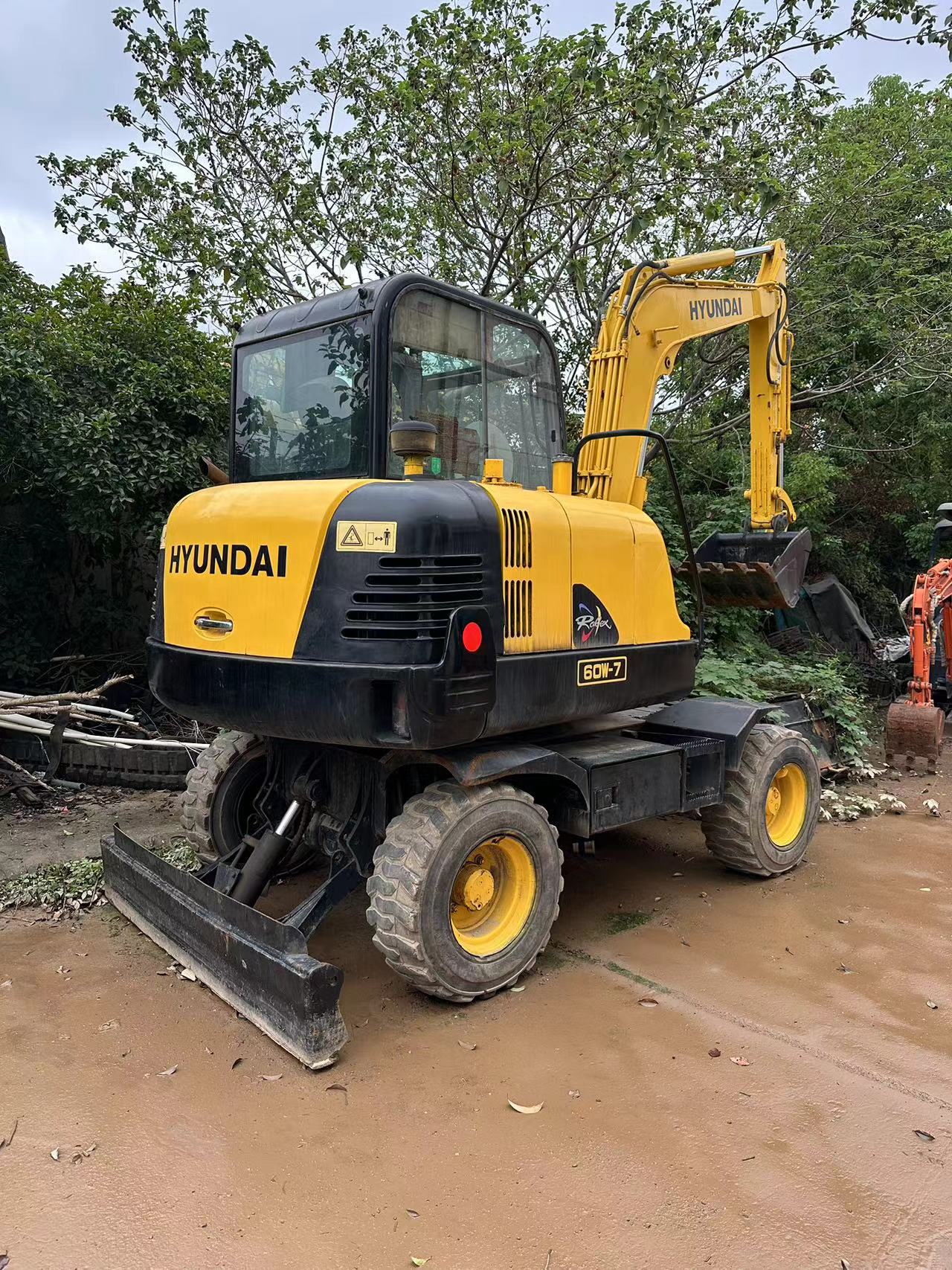 HYUNDAI 60W-7 - Ekskavator me goma: foto 2 HYUNDAI 60W-7 - Ekskavator me goma: foto 2