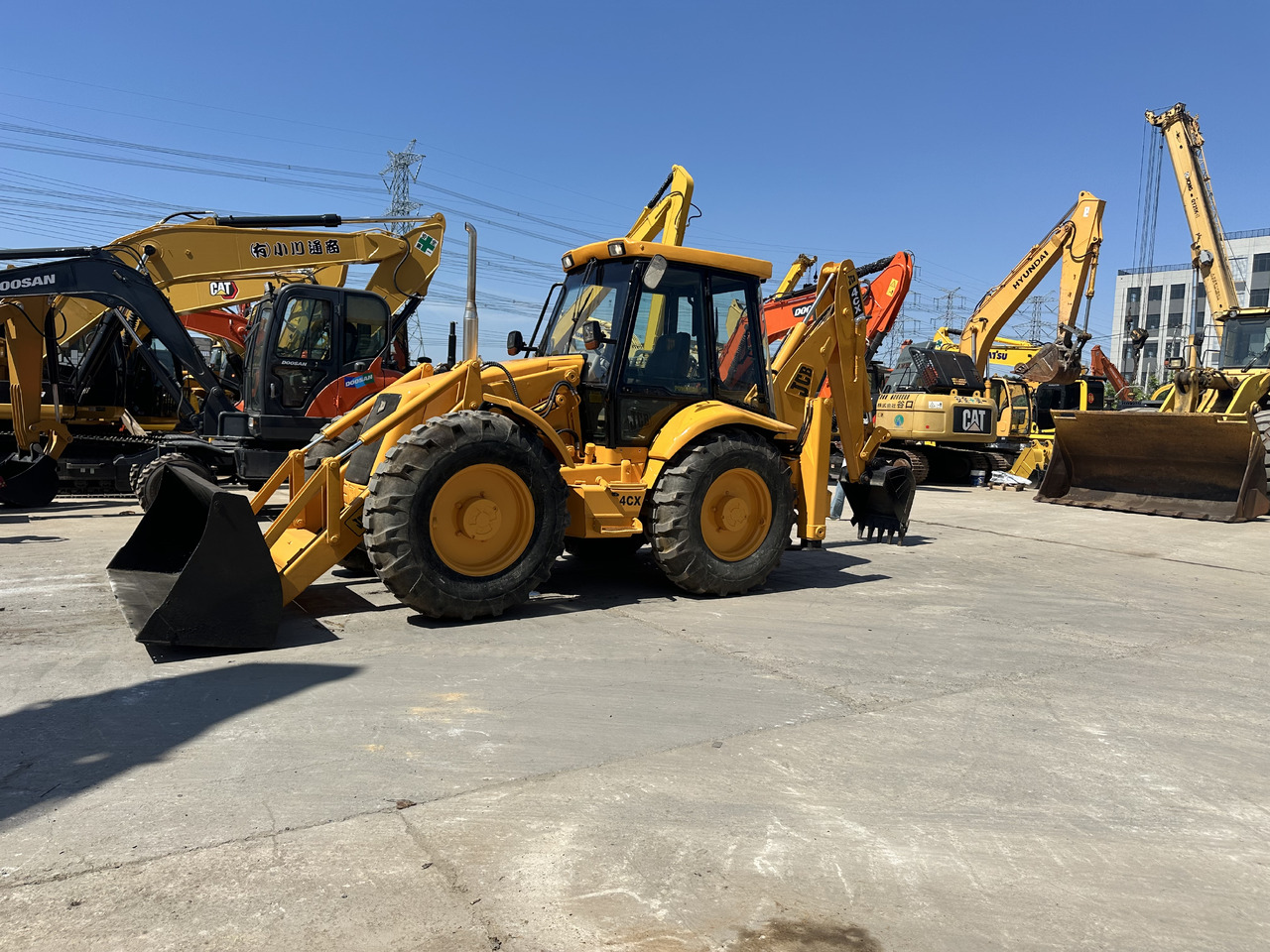 JCB 4CX - Fadromë me shkarkim nga prapa: foto 1 JCB 4CX - Fadromë me shkarkim nga prapa: foto 1