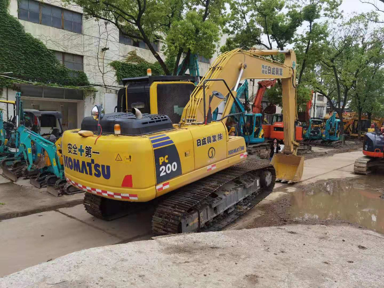 KOMATSU PC200-8 - Ekskavator me zinxhirë: foto 4 KOMATSU PC200-8 - Ekskavator me zinxhirë: foto 4