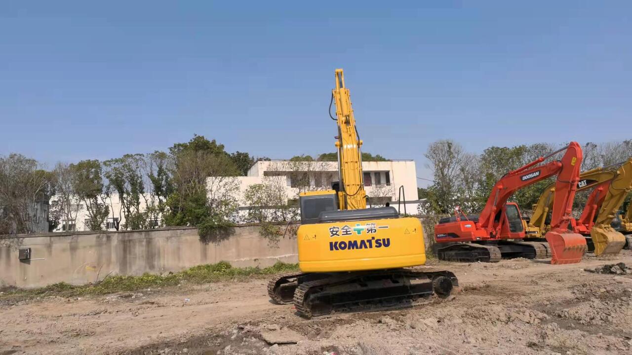 KOMATSU PC220-7 - Ekskavator me zinxhirë: foto 3 KOMATSU PC220-7 - Ekskavator me zinxhirë: foto 3